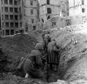 s10.pa2 .002 soldats sovietiques ruines stalingrad MRJ MOI