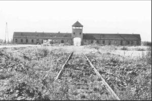 s8.pa3 .030 entree auschwitz wa min MRJ MOI