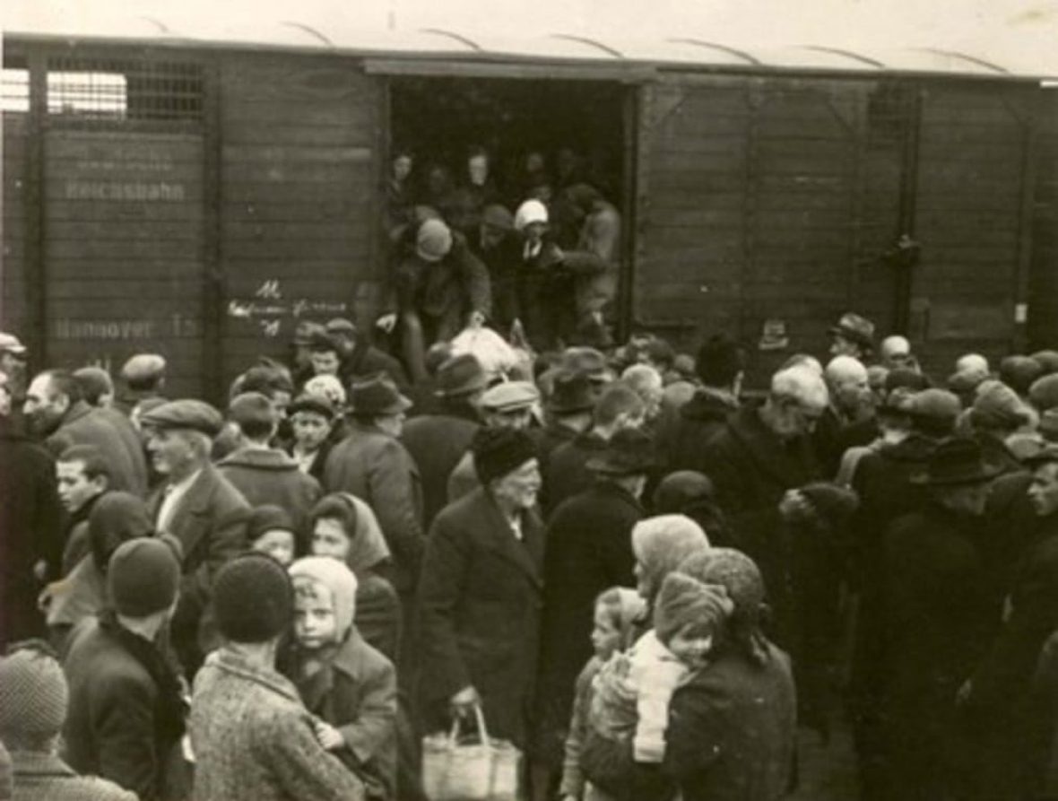 s10.pa2_.017_arrivee_train_auschwitz