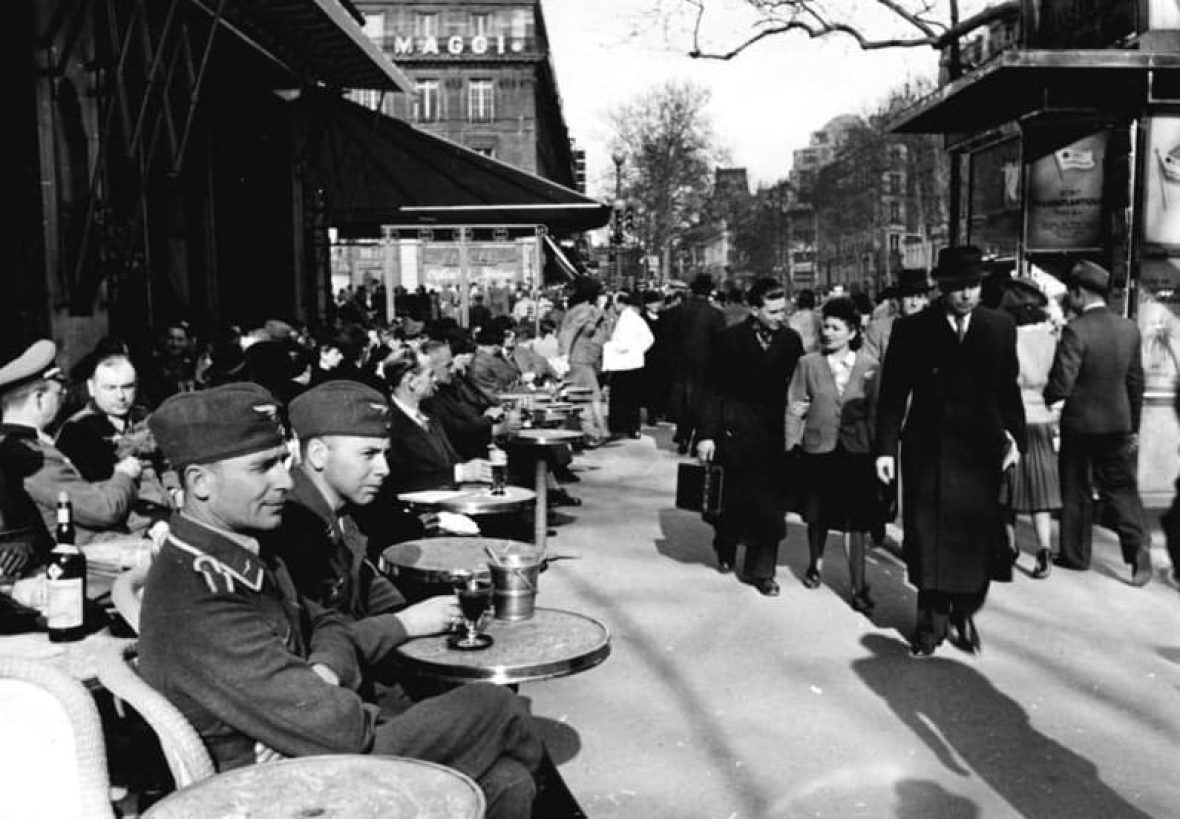 s4.pa4_.016_paris_rue_soldats_allemands-min